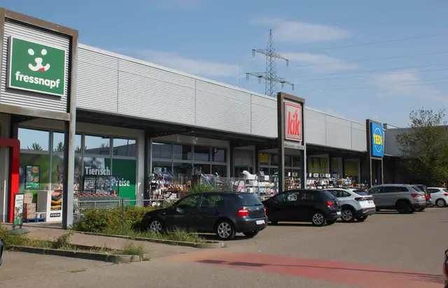 Ausgelastet ist das derzeitige Handels- und Gewerbegebiet und wird durch das Gewerbegebiet Via Claudia Ost erweitert | Foto: Peter Heider