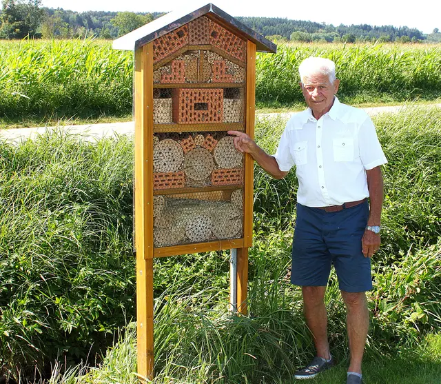Ein von Josef Specht selbst gefertigtes Insektenhotel ist ein Blickfang am Rand des Beckens. | Foto: Peter Heider