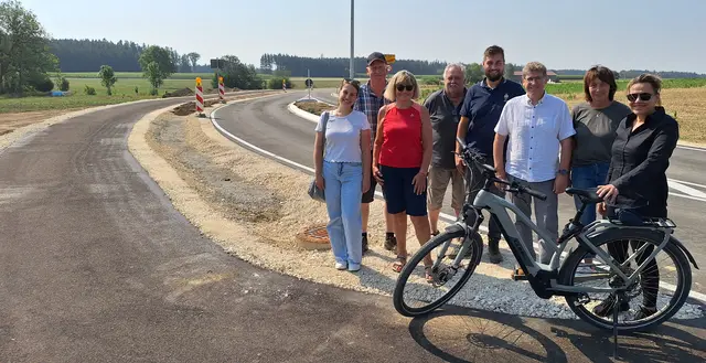 Das Bild zeigt (von links): Umwelt- und Klimaschutzmanagerin der Stadt Burgau Maria Tischenko, Stadtrat Herbert Blaschke, Fahrradbeauftragte Heidi Häuser, Ludwig und Manuel Kuhn (Ingenieurbüro Kuhn), Erster Bürgermeister Martin Brenner, Monika Rampp (Fa. Xaver Lutzenberger GmbH &amp; Co. KG), designierte Stadtbaumeisterin Özlem Keser. 