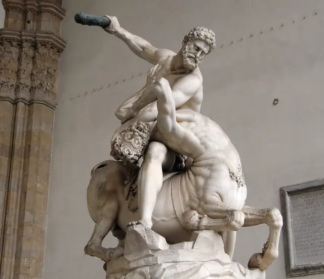 Oder den Herakles (Herkules), der ein Sohn des Göttervaters Zeus war. Er kämpft mit dem Centauren Nessos, der versucht hat, seine Frau Deïaneira zu entführen. Das mochte der Muskelprotz nicht. 
Aber es gibt noch jede Menge anderer Sagen. | Foto: Kurt Wolter