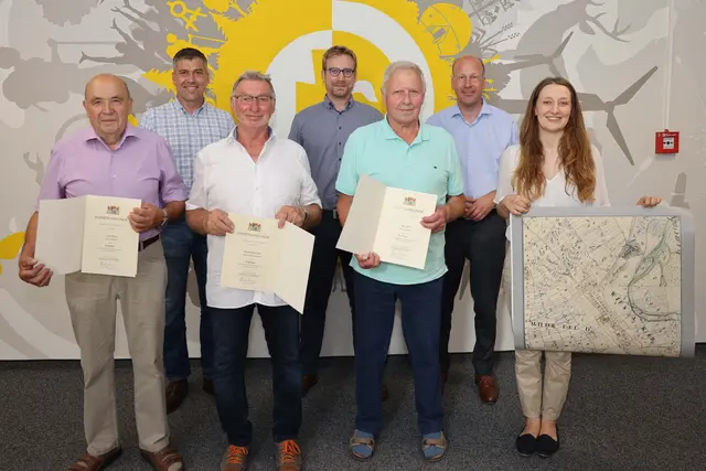 (v.l.n.r.) hintere Reihe: Ben Matthes, Erster Bürgermeister von Zusmarshausen, Dominik Jahn, Ers-ter Bürgermeister von Langweid am Lech und Landrat Martin Sailer
vordere Reihe: Alfons Leix (50 Jahre), Erwin Deisenhofer (40 Jahre), Josef Dirr (50 Jahre) und Maria Jäckle, Stellvertretende Leiterin des Amtes für Digitalisierung, Breitband und Vermessung Augsburg | Foto: Lina Prinzensing