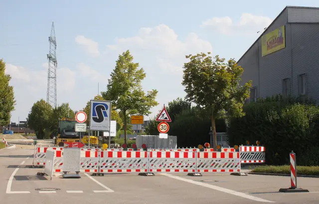 Bis voraussichtlich 18. August bleibt die Zufahrt zu den Geschäften von der Anschlussstelle der nördlichen B2 zu Gewerbegebiet gesperrt. | Foto: Peter Heider
