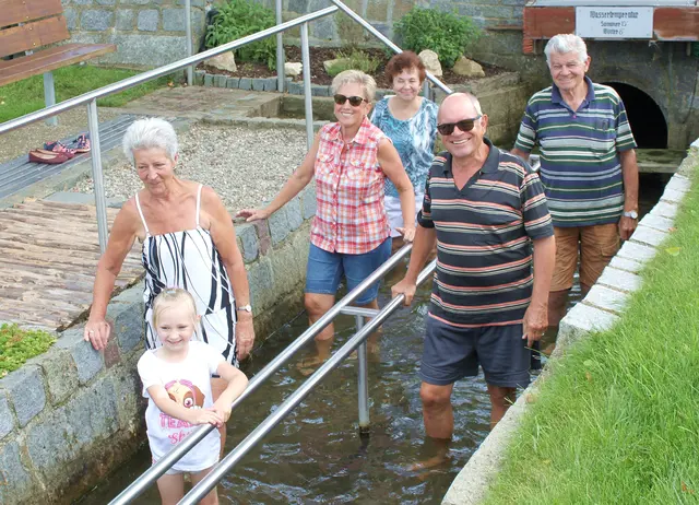 Gerne drehen die Spechts mit Besuchern der Anlage eine Runde durch das Becken | Foto: Peter Heider