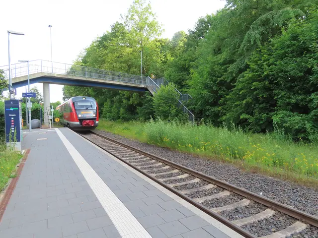 Der Zug kommt vom Korbacher "Hauptbahnhof" ... | Foto: M. A.