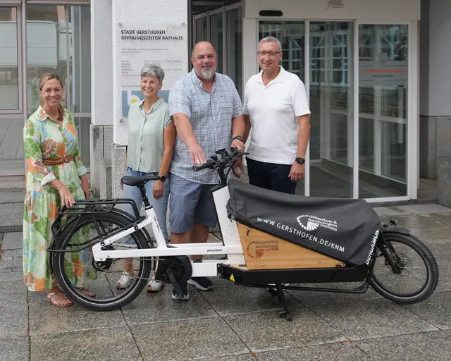 Das Lastenfahrrad aus dem Bürgerhaushalt kann ab sofort von Bürgerinnen und Bürgern der Stadt Gersthofen über ein Onlineformular gebucht werden. Susanne Olita, Erste Bürgermeisterin, Brigitte Grohmann, Dritte Bürgermeisterin, Robert Grohmann, Antragssteller Bürgerhaushalt, und Stefan Buck, Zweiter Bürgermeister. (v.l.n.r.) | Foto: Stadt Gersthofen (Kai Schwarz)