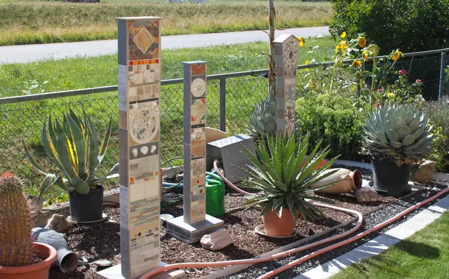 Auf seine selbst geschaffenen Mosaiksäulen im Vorgarten ist Josef Specht sehr stolz. | Foto: Peter Heider