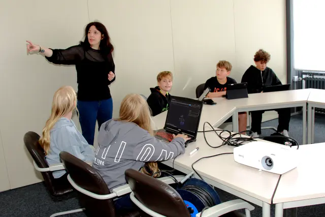 Foto: Bernd Jackisch - Anna-Lena Richter vermittelt auf spielerische Weise die Grundlagen der Entwicklung eigener Computerspiele