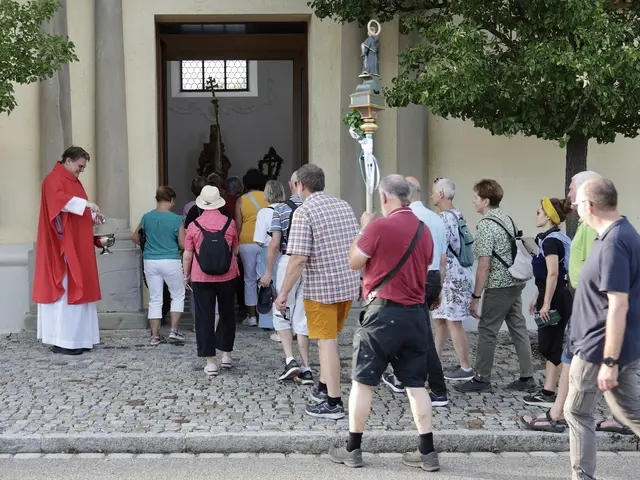 Beim Eintreffen an der Wallfahrtskirche St. Afra im Felde erhalten die Wallfahrerinnen und Wallfahrer von P. Steffen Brühl den Segen.  | Foto: Achim Lüders