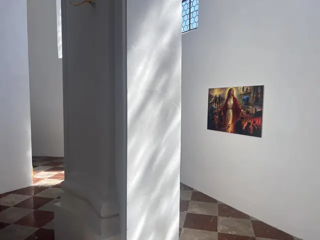 Im Chorumgang der Wallfahrtskirche St. Afra im Felde hat das Abschiedsgeschenk von P. Brühl seinen Platz gefunden.  | Foto: Achim Lüders