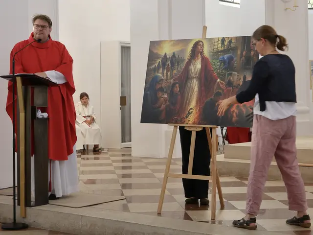 Der scheidende Pfarrer von Friedberg, P. Steffen Brühl, macht seiner Gemeinde ein Abschiedsgeschenk: ein Bild, das zeigt, warum die heilige Afra auch heute noch aktuell ist.  | Foto: Achim Lüders
