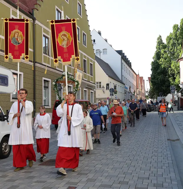 Nach der Statio brachen die Wallfahrer des Friedberger Wallfahrervereins zur Wallfahrtskirche St. Afra im Felde auf.  | Foto: Achim Lüders