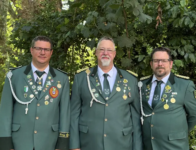 Der Vorstand des BSV Hamborn-Marxloh blickt voller Vorfreude auf das große Jubiläums-Schützenfest. V.l. Vorsitzender Frank Sentef, Vize Daniel Ristow und Kassierer Jürgen Szemait.
Foto: BSV Marxloh
