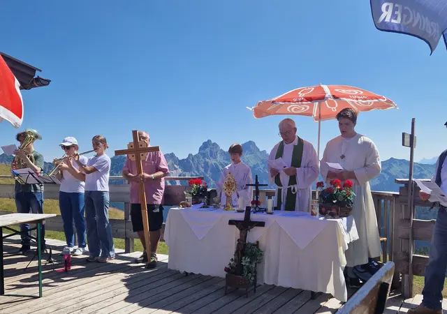 Dem Himmel so nah wie bei der Bergmesse des Krieger- und Soldatenvereines kommt man nicht alle Tage.
