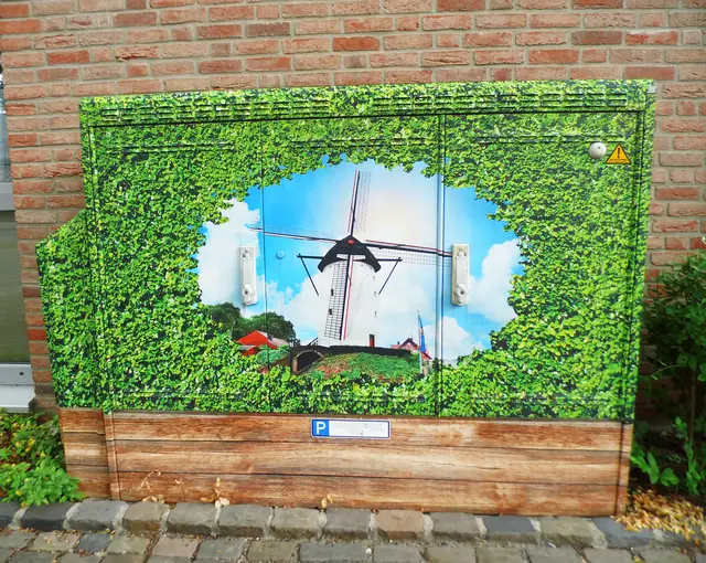 Standverteiler mit Windmühlenmotiv. Vermutlich handelt es sich hier um ein Motiv welches im Digitaldruck auf einer robusten Spezialfolie gedruckt und blasenfrei auf den Verteilerkasten geklebt wurde. | Foto: Siegmund Walter, 07.08.2026, 16:35 Uhr