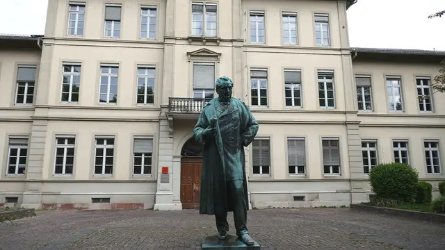 Nicole - 1 Punkt -  Bunsendenkmal von Hermann Volz