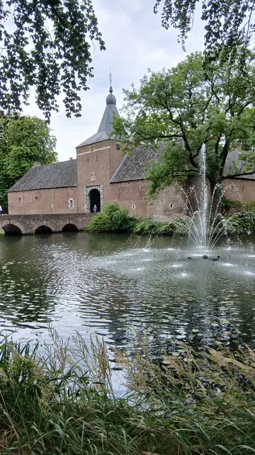 Schlossgraben Schloss Arcen (NL)
Im Hintergrund das Schloss-Vorgebäude/Torgebäude | Foto: Siegmund Walter, 07.08.2026