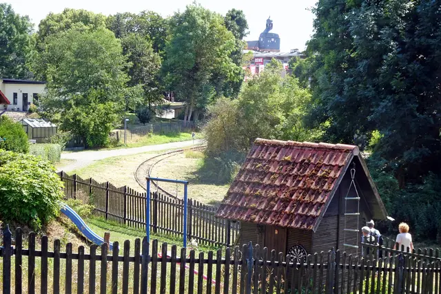Blick vom Mühlenweg auf die Gleise der Selketalbahn, im Hintergrund die Marktkirche St. Marien in Harzgerode