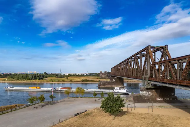 Lieblingsorte in Duisburg, Die Grüne Lena, eine Aussichtplattform mit Blick auf den Rhein, Rheinpark und Hochfelder Eisenbahnbrücke. 
Foto: Tanja Pickartz / Stadt Duisburg
