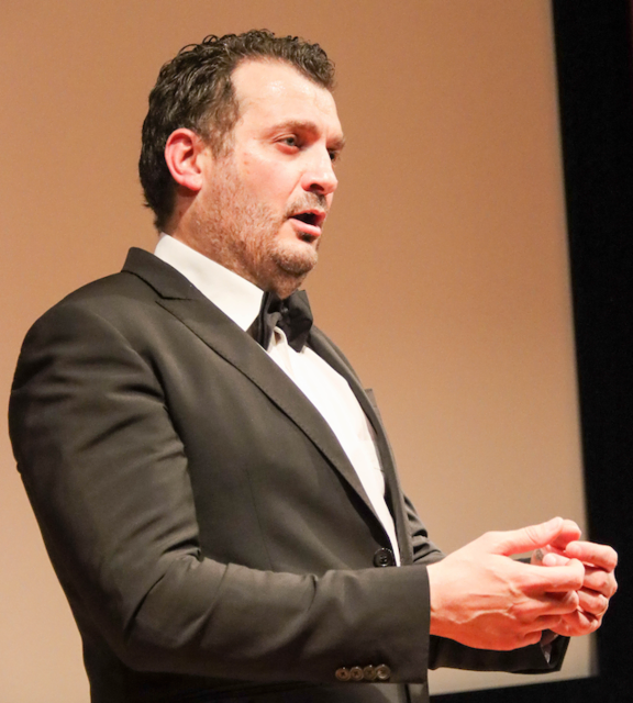 Alessandro Lazzarini  (Italien)
Schon in jungen Jahren begann er als Privatschüler in Osimo Operngesang zu studieren und etablierte sich schnell als eine der interessantesten Stimmen seiner Generation, indem er seine Gesangskünste unter anderem bei Bariton Giuseppe Taddei perfektionierte. Der italienische Opernsänger perfektionierte seine Stimme unter anderem bei Bariton Giuseppe Taddei und trat in großen Häusern seiner Heimat auf – darunter das Teatro delle Muse in Ancona, die Arena Sferisterio in Macerata und das Teatro Pergolesi in Jesi.  | Foto: Veröffentlichung vom Künstler genehmigt