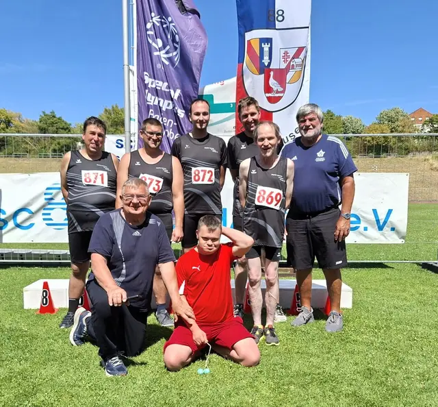 Das SG-Handicap Nördlingen Leichtathletik Team beim Landesleichtathletikfest in Ettlingen gemeinsam mit Jakub aus Polen und dessen Vater - Jakub wollte unbedingt mit seinen Freunden aufs Gruppenbild

Von links sind hinten zu sehen: Alex Schön, Etienne Wiedemann, Daniel Weinert, Markus Protte, Gerhard Enzelberger und Coach Andy Eder | Foto: Andreas Eder