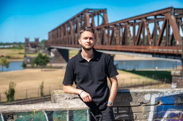 Lieblingsorte in Duisburg. Melih Öztürk zeigt seinen: Die Grüne Lena, eine Aussichtplattform mit Blick auf den Rhein, Rheinpark und Hochfelder Eisenbahnbrücke. 
Foto: Tanja Pickartz / Stadt Duisburg
