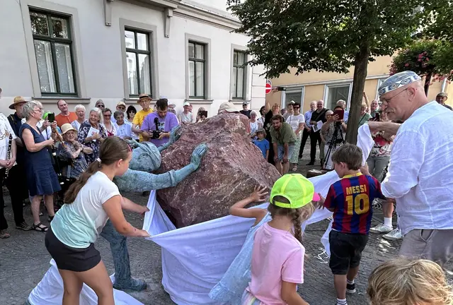Gemeinsam mit Kindern enthüllt Roland Lindner sein Werk. 