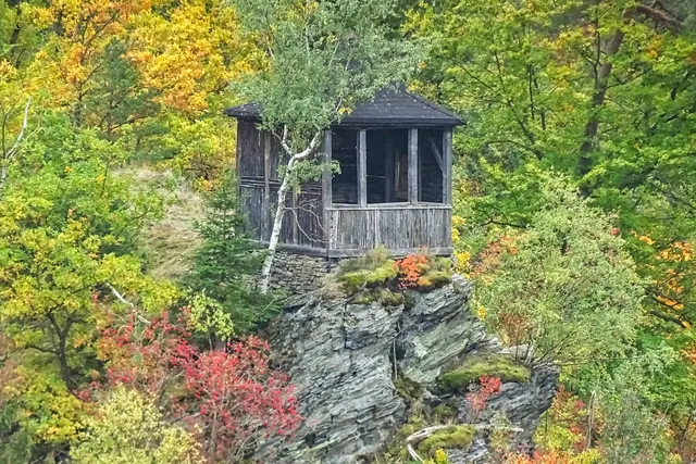 Schönsicht im Herbst von der Verlobungsurne aufgenommen, dieser Blick auf die Schönsicht inspirierte bereits im 19. Jahrhundert den Maler, Schriftsteller und Kammerherrn am anhaltinischem Hof Wilhelm von Kügelgen (1802- 1867) zu seinem bekannten Bild