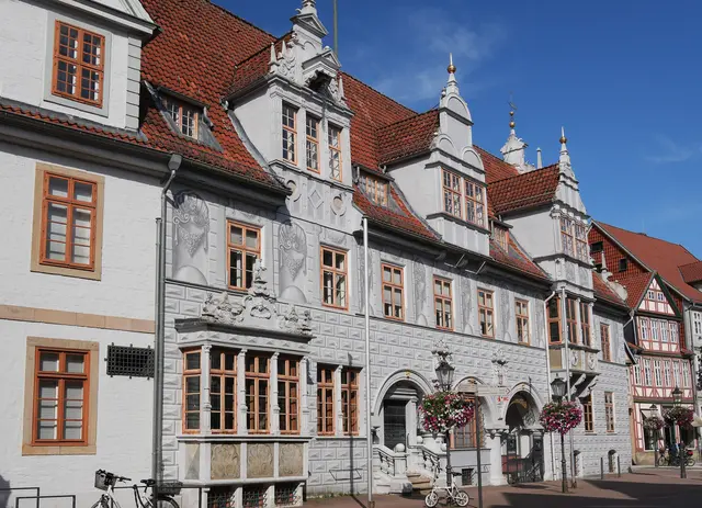 Der hintere Teil der alten Fassade fällt durch seine besondere Optik auf. Um die seinerzeit übermalten Quader der alten Fassade wieder in Erinnerung zu bringen, hat man die Fassade mit 3-D-Effekten versehen.