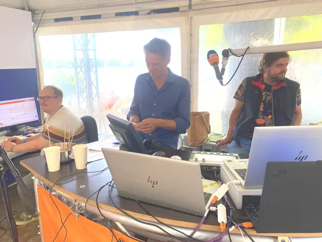 Moderator Arne-Torben Voigts live auf Sendung von NDR Radio Niedersachsen