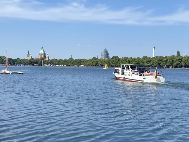 Der Maschsee von Hannover. Wer will kann mit dem Schiff in einer Stunde eine Rundfahrt machen.