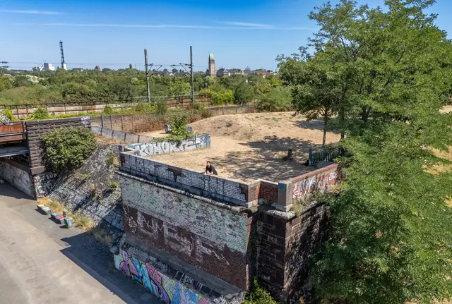 Lieblingsorte in Duisburg, Die Grüne Lena, eine Aussichtplattform mit Blick auf den Rhein, Rheinpark und Hochfelder Eisenbahnbrücke. 
Foto: Tanja Pickartz / Stadt Duisburg

