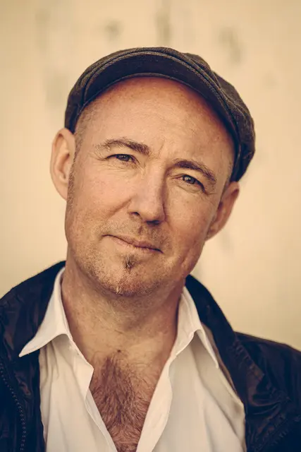 Stefan Noelle (Deutschland)
Der Münchner Liedermacher fand erst mit 46 Jahren zu seiner Rolle als Songwriter – und wurde dafür 2023 mit dem Musikförderpreis der Stadt München ausgezeichnet. Sein Album „Wie es mich zieht“ feierte die Münchner Presse 2022 unisono als „Meisterstück“. Stefan sieht sich in der Tradition der europäischen Chansonniers, Cantautori und Liedermacher.  | Foto: Foto vom Künstler zur Veröffentlichung genehmigt