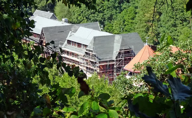 das derzeit zum Verkauf angebotene Habichthotel in Alexisbad vom Birkenhäuschen aufgenommen