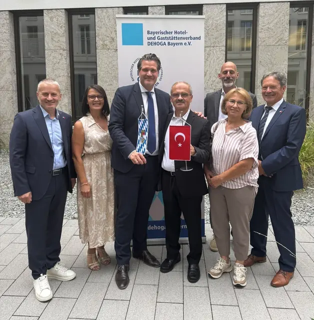 Vorstandsmitglied Leyla Diri (zweite von links), Landesgeschäftsführer Dr. Thomas Geppert, der erste Vorsitzende des Freundschaftsvereins Arif Diri und Vorstandsmitglied Kadriye Diri.