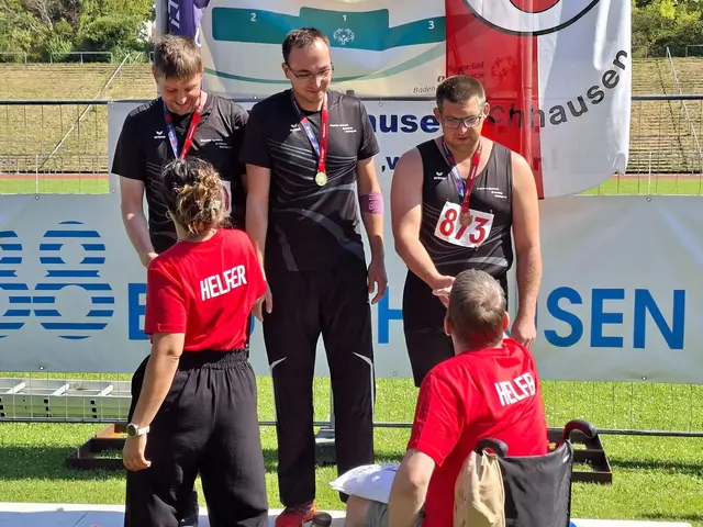 Das "Nördlingen-Podest": Markus Protte, Daniel Weinert und Etienne Wiedemann werden für ihre Leistungen beim Kugelstoßen ausgezeichnet | Foto: Andeas Eder