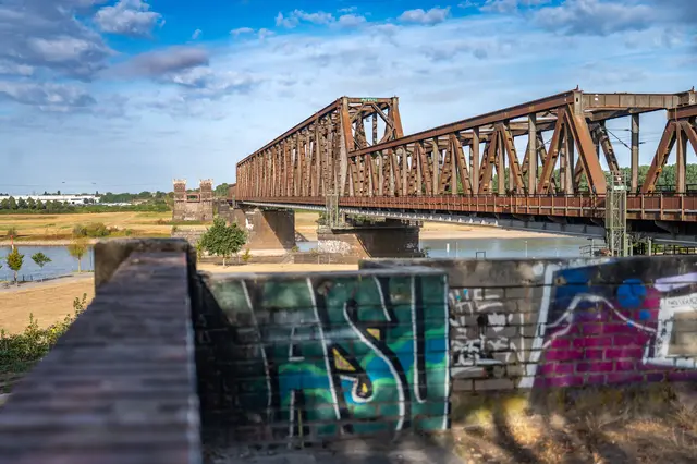 Lieblingsorte in Duisburg, Die Grüne Lena, eine Aussichtplattform mit Blick auf den Rhein, Rheinpark und Hochfelder Eisenbahnbrücke. 
Foto: Tanja Pickartz / Stadt Duisburg
