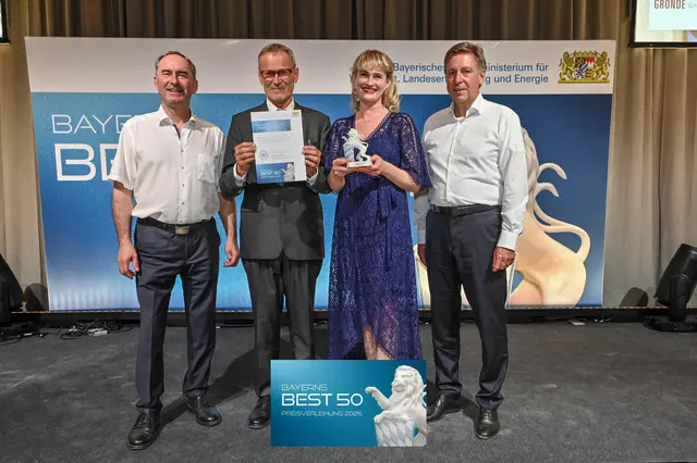 Lena und Clemens GRONDE mit Wirtschaftsminister Hubert Aiwanger bei der Preisverleihung in Schloss Schleißheim  | Foto: Susanne Gronde