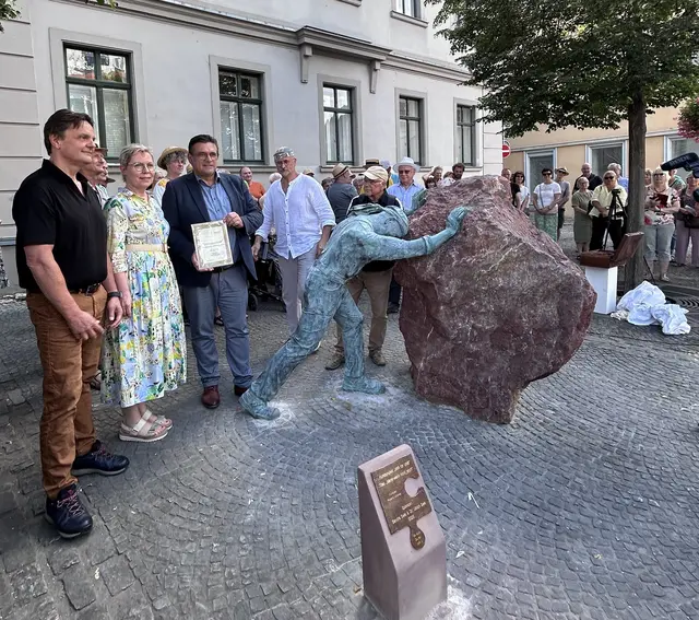 Oberbürgermeister Armin Müller erhält vom Ehepaar Seel das Zertifikat. 