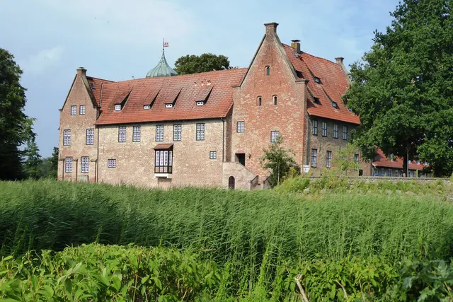 Die Burg Bederkesa ist heute ein Museum mit archäologischem Schwerpunkt. Hier die Ansicht von der Stadtseite.