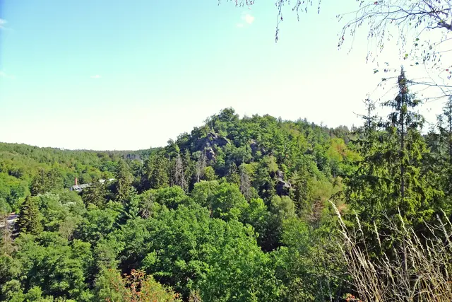 Blick von der Schönsicht auf die Habichtklippe mit der Verlobungsurne