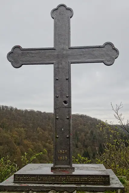 Alexius Kreuz, dieses Kreuz wurde von den Kindern des anhaltinischen Herzog Alexius zu Bernburg für ihren Vater gestiftet.  Auch dieses Kreuz wurde im 2. Weltkrieg zerstört und fiel in das Flussbett des Selke. Im April 1994 wurde das fehlende obere Teil des Kreuzes nach einem verheerenden Hochwasser entdeckt. Es wurde mit einer Verstärkung zusammengenietet und an der Originalstelle wieder aufgestellt.