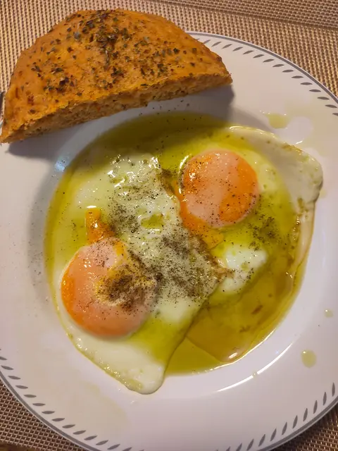 Einfach und lecker. Spiegelei in Olivenöl ausgebraten und dazu ein Stück Brot. Mehr braucht es nicht.