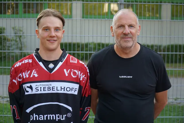 Tim Flammann wird in der kommenden Saison für den EHC stürmen. (Im Bild Tim Flammann mit Teammanager Sven Rampf) | Foto: Dietmar Ziegler