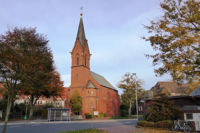 Außenansicht der Herz-Jesu-Kirche im Strichweg 5 B am 29.10.2021.