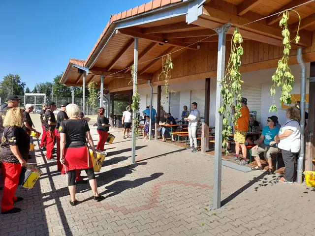 Die Feierlichkeiten im Sportheim des SC Oberbernbach wurden von der Augsburger Trommelgruppe Pica Pau begleitet | Foto: Groll Kristina