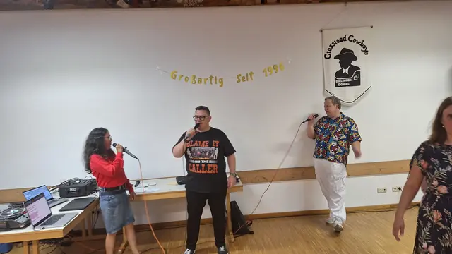  v. links: Callerin Ladys Campos, Paddy Bley, Moderator und Caller Chris Fleck | Foto: Crossroad Cowboys e.V.