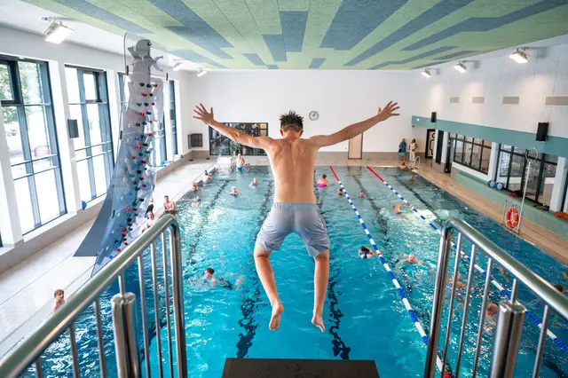 Das neue Südbad in Duisburg-Großenbaum ist eröffnet. Das neue Hallenbad vereint die öffentliche Badnutzung mit dem Schul- und Vereinssport unter einem Dach. 
Foto: Tanja Pickartz / Stadt Duisburg
