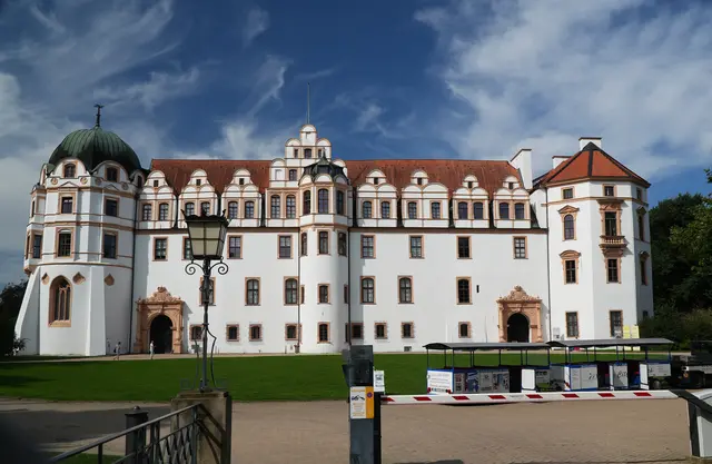 Einen Besuch des Celler Schlosses sollte man nicht versäumen. Es handelt sich hierbei um ein Renaissanceschloss mit mittelalterlichem Ursprung und Kunstwerken auf mehreren Ebenen.