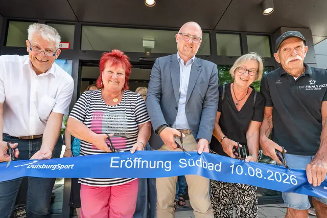 Das neue Südbad wurde feierlich eröffnet, v.l.: Martin Linne, Dezernat für Stadtentwicklung, Mobilität und Sport, Beate Lieske, Bezirksbürgermeisterin Süd, Oberbürgermeister Sören Link, Angelika Kleinefeld, stellv. Bezirksbürgermeisterin Süd und Werner von Häfen, stellvertr. Vorsitz. Betriebsausschuss DuisburgSport. 
Foto: Tanja Pickartz / Stadt Duisburg