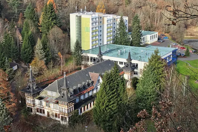 Blick auf das Morada Hotel und das ehemalige  Erholungsheim der Deutschen Reichsbahn in Alexisbad
